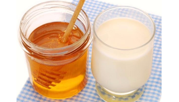 healthy living,add these 6 things in milk,make milk more healthier,adding things in milk,milk benefits