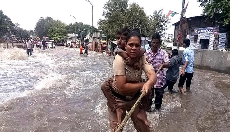 बाढ़ की चपेट में पुणे, 3 की मौत, लवासा में पहाड़ी का एक हिस्सा विला पर गिरा, तीन लोग फंसे 