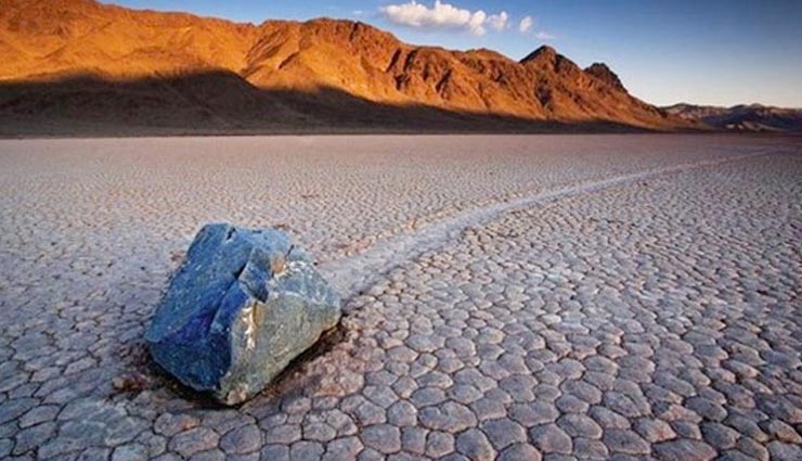 mysterious places,easter island,kuldhara,vetican secreat museum,racetrack playa,holidays ,रहस्यमयी स्थान