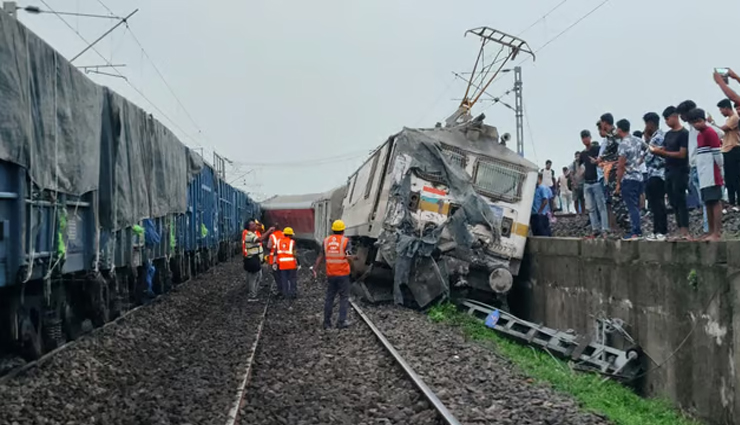 mumbai-howrah mail derailed in jharkhand,train accident