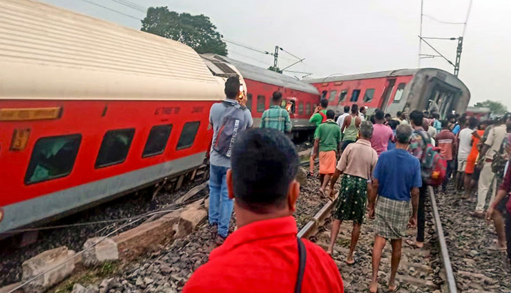 झारखंड: मुंबई-हावड़ा मेल के 18 डिब्बे पटरी से उतरे, दो लोगों की मौत, 20 अन्य घायल
