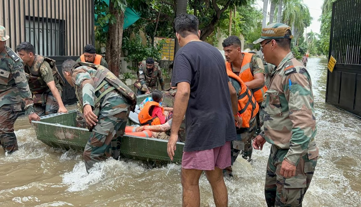 गुजरात में भारी बारिश, सौराष्ट्र और कच्छ बुरी तरह प्रभावित, वडोदार में घर की छत पर मिले मगरमच्छ