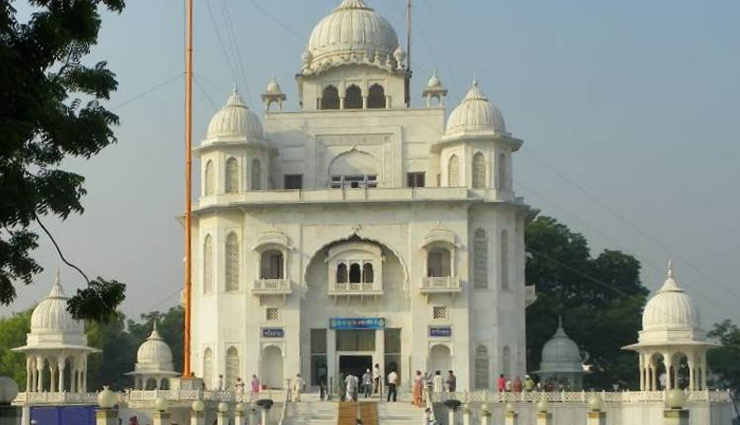 famous gurudwaras in delhi,historic gurudwaras of delhi,popular gurudwaras in delhi,spiritual landmarks in delhi,sacred gurudwaras of delhi,gurudwaras in delhi ncr,delhi iconic gurudwaras,historical significance of delhi gurudwaras,spiritual retreats in delhi,famous sikh temples in delhi,delhi gurudwaras and their history,must-visit gurudwaras in delhi