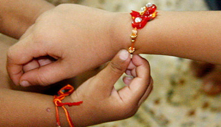 Rakhi 2018 : इस बार रक्षाबंधन के दिन रहेगा पंचक काल, बहने राखी बांधने से पहले करे ये उपाय