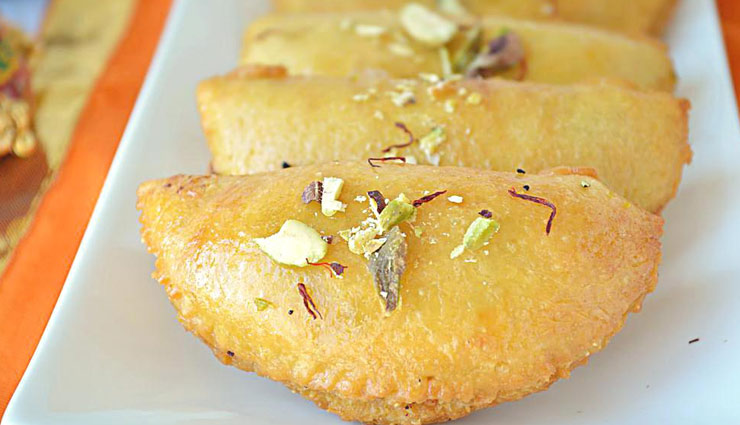 दिवाली स्पेशल : इस बार घर पर बनाए, लो फैट गुझिया #Recipe