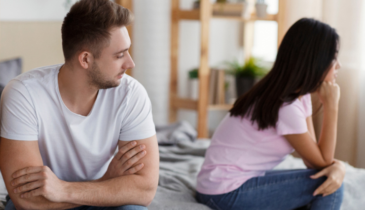 warning signs in a relationship,red flags in a relationship,signs of an unhealthy relationship,relationship danger signals,behaviors that can harm a relationship,early warning signs of relationship troubles,communication breakdown in a relationship,lack of trust in a relationship,signs of emotional abuse in a relationship,signs that a relationship is headed for trouble