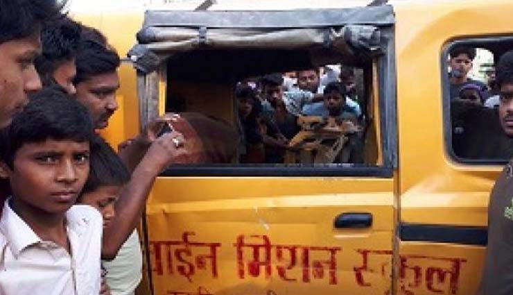 kushinagar accident,kushinagar accident news,bus-train collision,gorakhpur medical college,chief minister adityanath,uttar pradesh,accident photo ,उत्तर प्रदेश,कुशीनगर जिले,रेलवे क्रासिंग,स्कूल वैन,ट्रेन