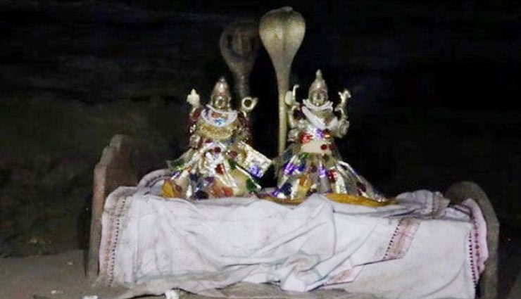 रहस्यमयी है टिटलागढ़ का यह शिव मंदिर, महाशिवरात्रि के मौके पर शिवलिंग से लिपटकर बैठा रहता है सांप 