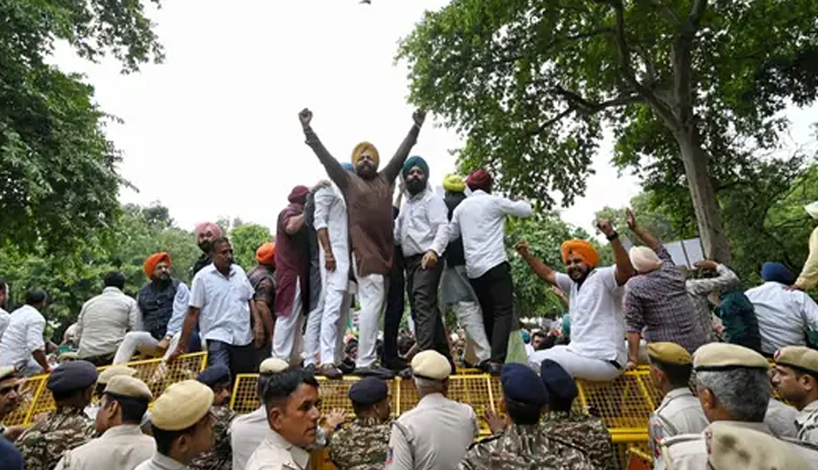 राहुल गांधी की टिप्पणी को लेकर सिख नेताओं का उनके घर के बाहर प्रदर्शन, माफी की मांग की