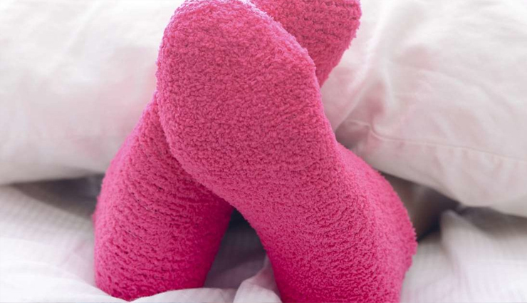 reasons why you should never sleep wearing socks in winter,is it bad to sleep with socks on,why is it bad to sleep with socks on,is it better to not wear socks,disadvantages of wearing socks while sleeping