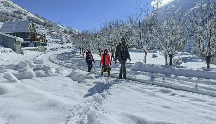 बर्फबारी का आनंद लेने से पहले जान लें ये जरूरी ट्रैवल टिप्स और हैक्स, वरना बिगड़ सकता है मजा!