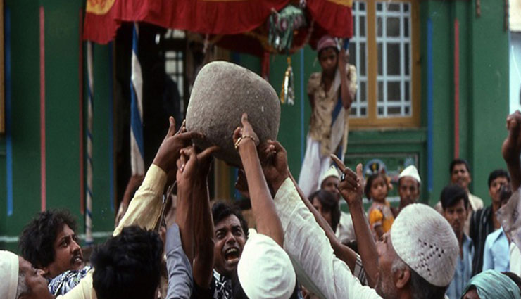 Read About The Mystery of levitating Stone of Qamar Ali Darvesh Dargah ...