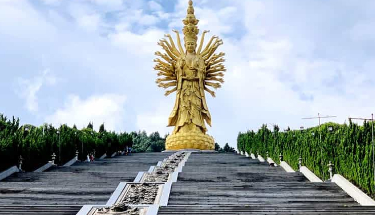 11 Tallest Statues You Can Visit Around The World - lifeberrys.com