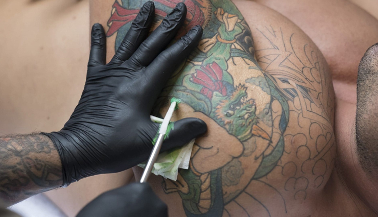 Tattoo Health Risksकह फशन क चककर ह न जए जनलव बलड इफकशन स  लकर कसर तक क ह सकत ह खतर  Going For Tattoos Understand Risks And  Precautions In Hindi 