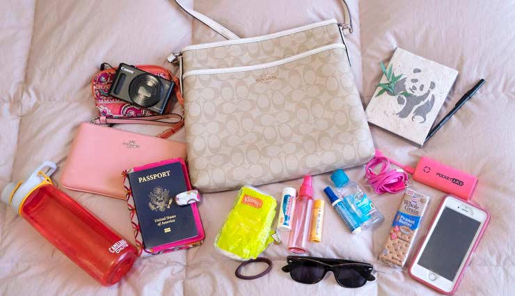 12 Things You Should Always Keep in Your Purse