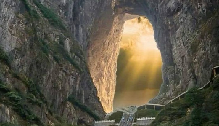 tianmen mountain,heavens gate china,magical experience tianmen mountain,tianmen mountain steps,tianmen mountain paradise,tianmen mountain tour,heavens gate tianmen,tianmen mountain scenic beauty,tianmen mountain travel guide,tianmen mountain adventure