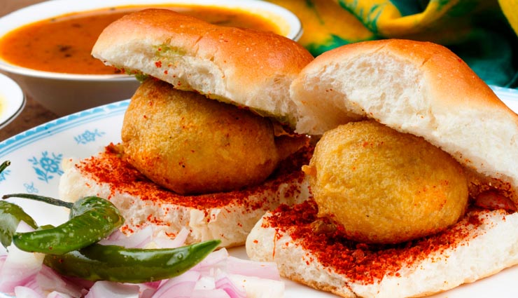 famous dishes of india from different states,vada paava,dhokla,dal bati churma,delhi chat,hyderabadi biryani,food in every state,famous food of indian states,indian states and their favorite food ,अलग राज्यों के फेमस व्यंजन