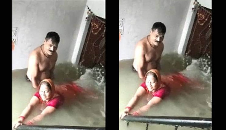 couple,flood,house,swim,prayagraj,viral pics,weird news in hindi ,वायरल, फोटोज, युगल, बाढ़, घर, तैरना, प्रयागराज