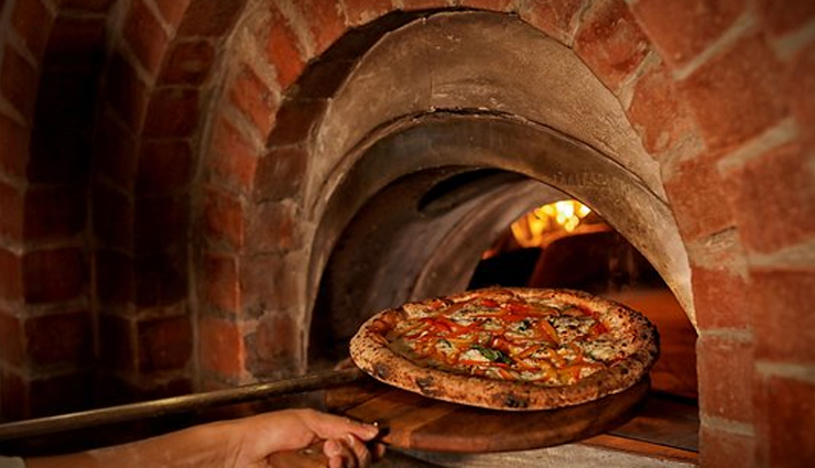 5 Must Try Wood Fired Pizza Spots To Try in Bangalore - lifeberrys.com